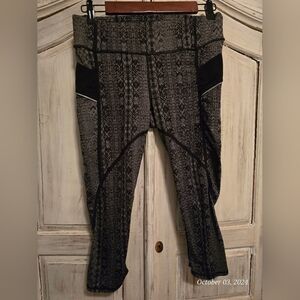 ATHLETA Prisma Stride black and granite grey Capri leggings  Size S
